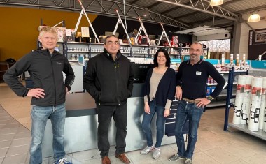 L'équipe de direction de L'Univers de la Peinture, un showroom Décoration & Finitions affilié au réseau PASS de Sikkens Solutions (groupe AkzoNobel).