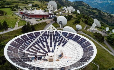 Des antennes paraboliques reconverties en centrales solaires dans les Alpes suisses