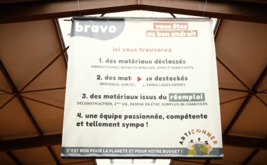 Entrepôt-magasin Articonnex avec panneau d'affichage des types de matériaux revendus.