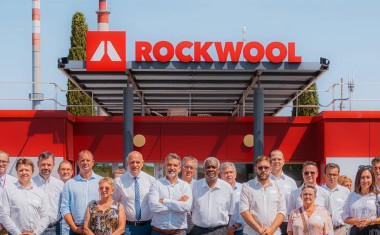 Personnel Rockwool devant l'enseigne