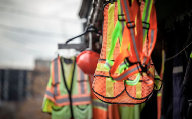 EPI suspendus à proximité d'un chantier du BTP.