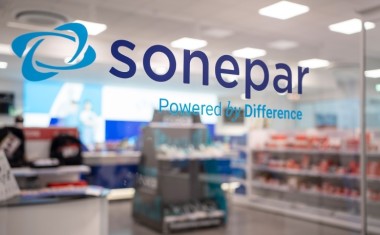 Vitrophanie au comptoir d'une agence Sonepar en France.