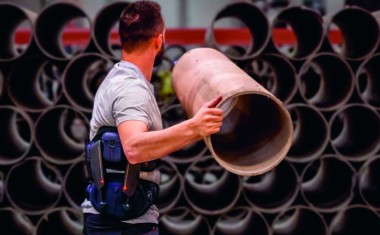 Exosquelette pour la manutention de tubes et canalisation en acier.