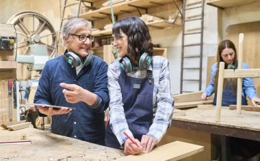 Apprenties chez un menuisier-ébéniste.