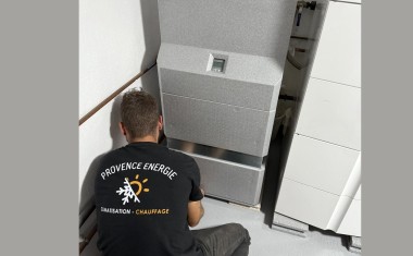 chauffagiste installant l'iQube de Heiwa