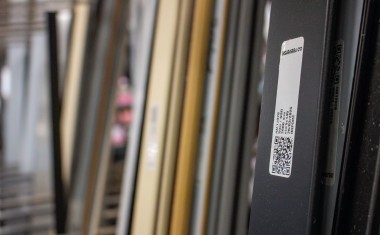 Chutes de production de menuiseries en PVC.