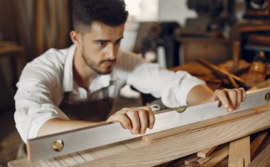 Travail du bois dans un atelier de menuiserie.