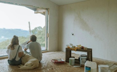 rénovation travaux maison couple avec chien