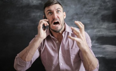 Homme furieux au téléphone