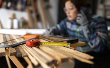 Jeune femme faisant du bricolage dans un atelier.