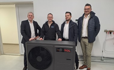 Centre de formation de TCL. Lors du dévoilement à la presse du partenariat TCL-. De gauche à droite : Jean-François de Kerautem (directeur des ventes de TCL), Ludovic Ayoul (dirigeant de HCA France, responsable du support technique de TCL), Etnik Halili (responsable chauffage et climatisation de TCL) et Geoffrey Legendre (responsable développement chez Innov8).