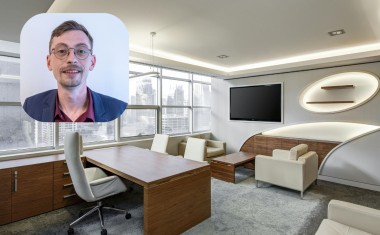 Salon bureau avec incrustation du portrait de Léo Perez, expert en éclairage travaillant chez Clareo