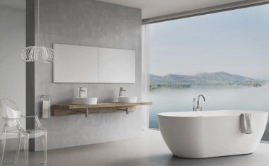 Salle de bains contemporaine avec vue sur mer.
