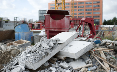 Déchets de matériaux de construction sur un chantier d'Ile-de-France.