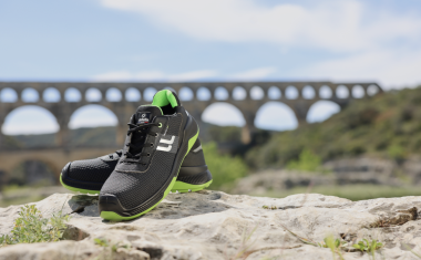 Chaussures de sécurité de Jallatte devant le pont du Gard.