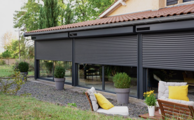 Maison contemporaine équipée de volets roulants électriques de la marque Atlantem (groupe Hérige).