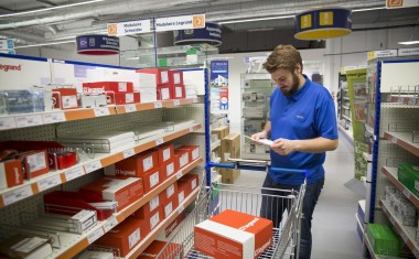 Libre-service dans une agence de Rexel France.