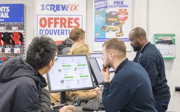 Comptoir d'un point de vente Screwfix France.