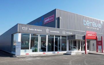 Entrée du showroom Grandbains rénové à Bourg-en-Bresse (Ain).