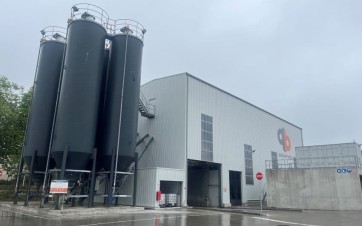 La nouvelle centrale à béton prêt-à-l'emploi (BPE) inauguré en juin 2025 par Quéguiner Béton (filiale du groupe breton Quéguiner).