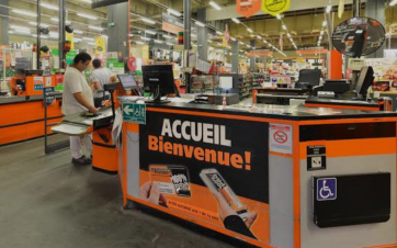 Comptoir dans un dépôt de La Plateforme du Bâtiment.