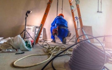 Chantier de rénovation d'une installation électrique.