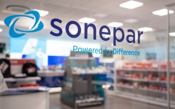 Vitrophanie au comptoir d'une agence Sonepar en France.