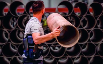Exosquelette pour la manutention de tubes et canalisation en acier.