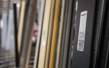 Chutes de production de menuiseries en PVC.