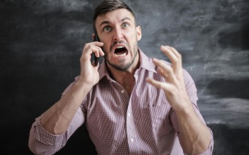 Homme furieux au téléphone