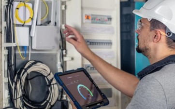 Électricien intervenant sur un chantier de rénovation énergétique.