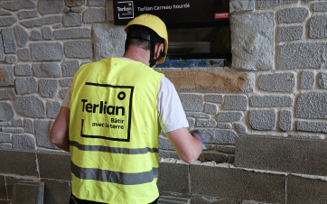 Mise en oeuvre de Terlian Carreaux dans l'atelier de Point.P à Ancenis (Loire-Atlantique).