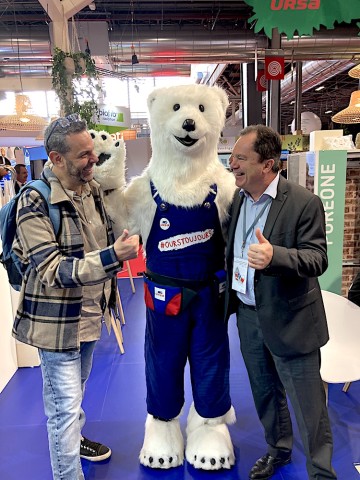 Jean-Pierre Laherre avec POL sur le stand URSA