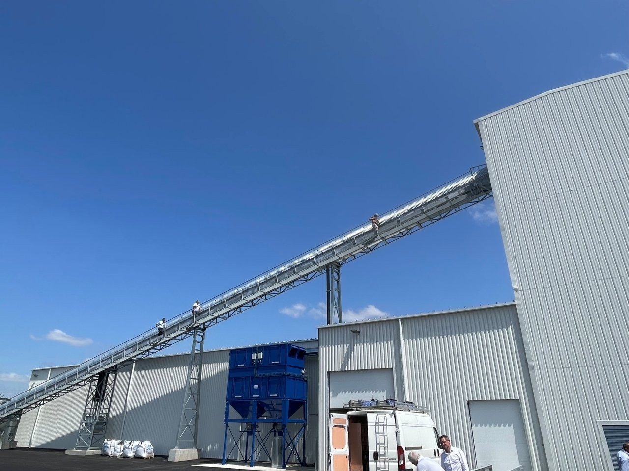 Atlantique Agglos, usine de blocs béton standards et rectifiés de BigMat Atlantique Matériaux (Vendée).