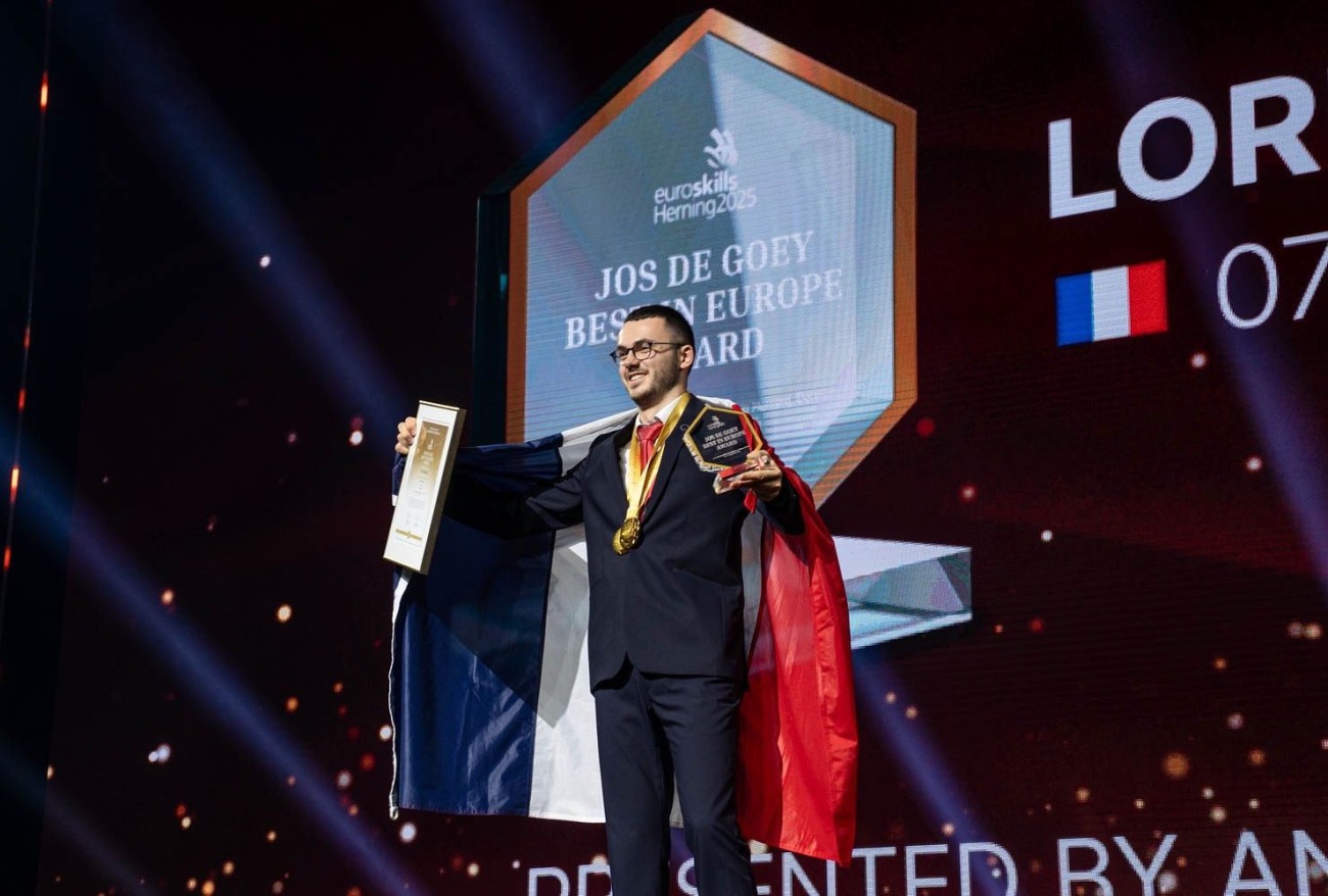 Loris Cubizolles sur la scène d'EuroSkills 2025