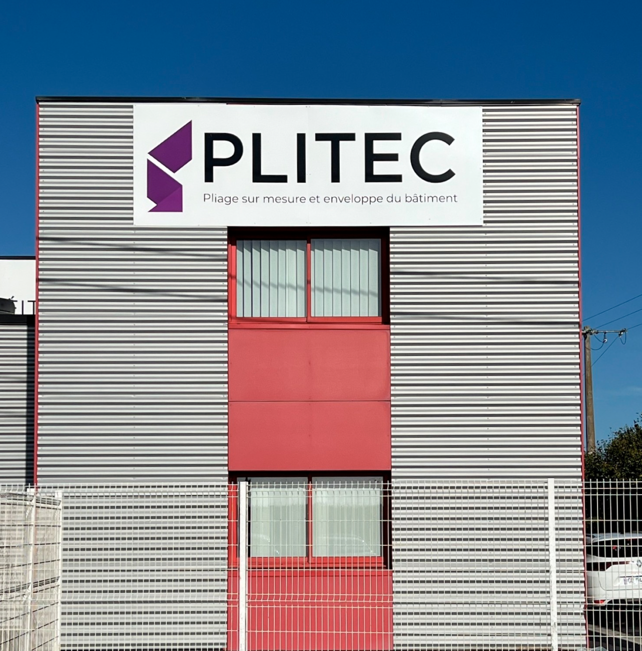 Groupe Denis Matériaux - Atelier de pliage de la nouvelle enseigne Plitec créée en partenariat avec l'entreprise Ferattec.