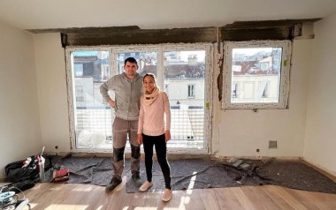 Alexia avec un artisan sur un chantier