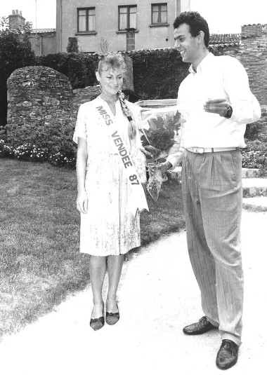 Denis Gentile, jeune journaliste avec Miss Vendée