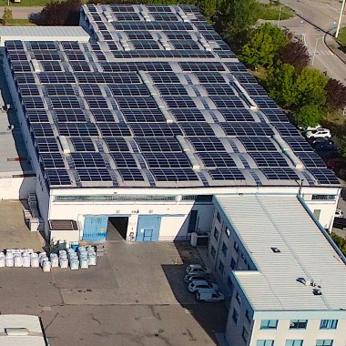 Panneaux photovoltaïques sur l'une des usines du groupe FIRST PLAST en Ligurie (Italie)