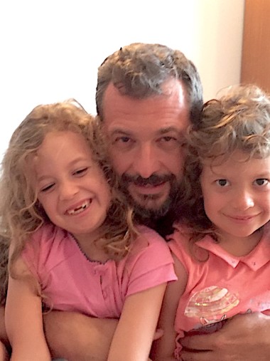 Christian Bastié avec ses filles jumelles