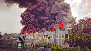 La photo des premières minutes de l'incendie de First Plast à Chelles prise par Delphine Mercier