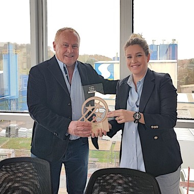 Caroline avec son père, Philippe Semin avec le  Trophée Or, catégorie Made in France, du Sommet des Entreprises de Croissance 