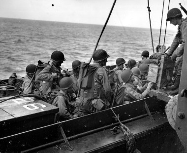 Une unité d'assaut achève d'embarquer à bord d'une barge