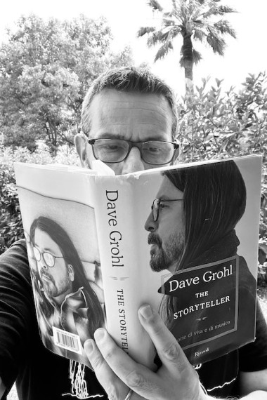 Denis Gentile lisant The Storyteller de Dave Grohl