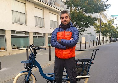 Romain, le petit plombier à vélo dans les rues de Paris