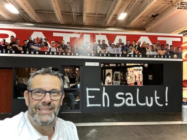 devant le stand Aria à Batimat