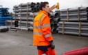 Vendeur Frans Bonhomme dans la cour Matériaux.