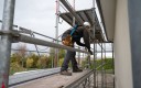 Travaux en hauteur sur un chantier de maison individuelle.