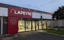 Aperçu de la façade du premier magasin franchisé Lapeyre implanté à Saint-Genis-Laval, près de Lyon.