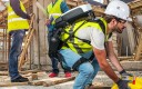 Exosquelette porté surt un chantier.